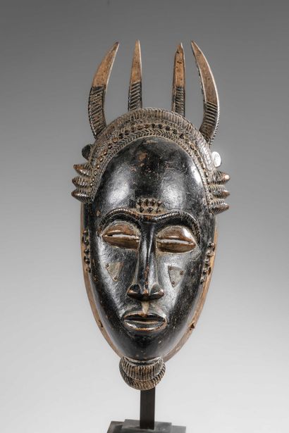 BAOULE - Family mask surmounted by 4 horns
Wood,...