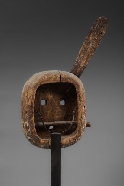 OUBANGI - NGBAKA
Beautiful minimalist mask...