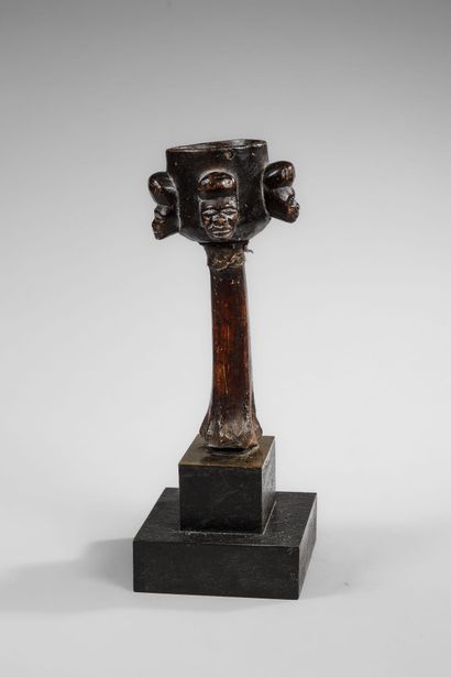 RDC/ZAÎRE - KONGO - Coupe cérémonielle surmontant...