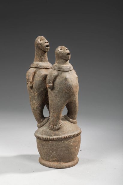 NIGERIA - Funerary terracotta surmounted...