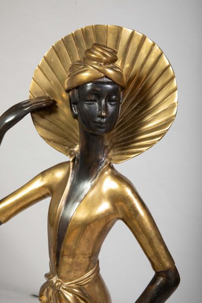 Sculpture en bronze représentant une élégante...