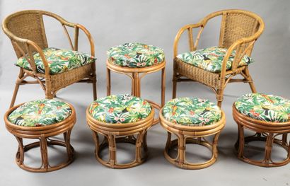 Mobilier en rotin comprenant une table, quatre...