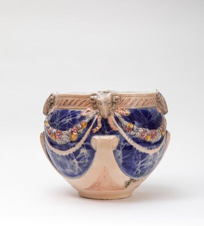 In the taste of Doulton 
Royal blue and pink...