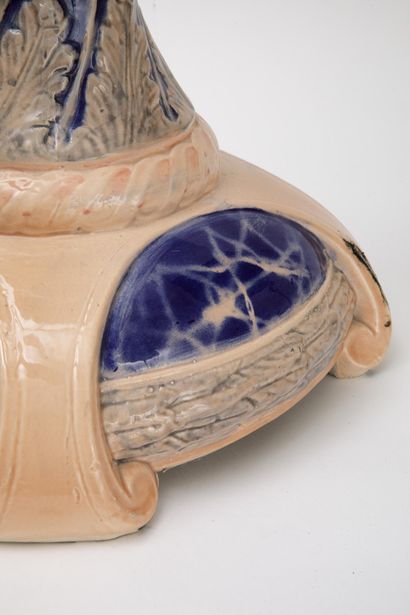 In the taste of Doulton 
Royal blue and pink...