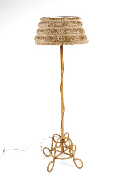 Lampadaire en rotin reposant sur un piétement...