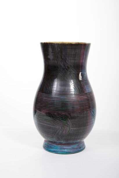 ACCOLAY
Vase on bulbous heel with slightly...