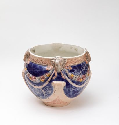In the taste of Doulton 
Royal blue and pink...