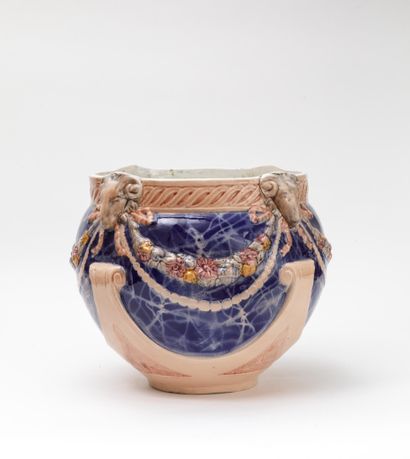 In the taste of Doulton 
Royal blue and pink...