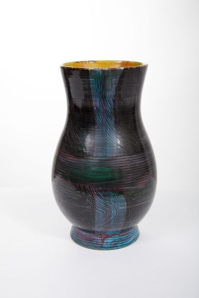 ACCOLAY
Vase on bulbous heel with slightly...