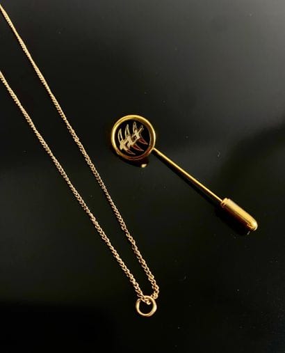 Set with a gilded metal chain and a military...