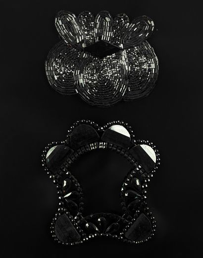 Deux appliques en perles de jais pour co...