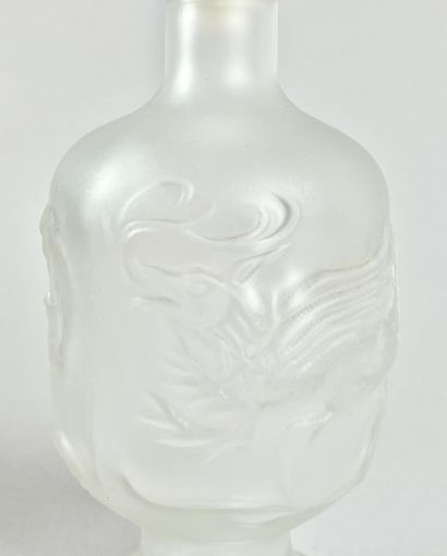 Lot de deux flacons de parfum en verre
LUI...
