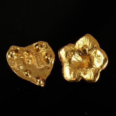 Yves Saint Laurent
Two gilded metal pins,...