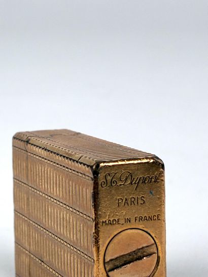 Dupont 
Briquet en métal dorée 
4,5 x 3,4...