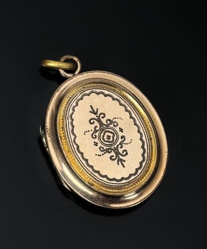 Gilded metal medallion pendant engraved with...