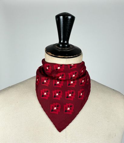 Ensemble de 8 pochettes en soie, état neuf...