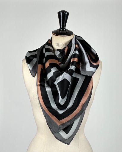 Set of two silk squares including : 
- In...