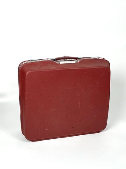 VISA Red travel case with keys
Used condition,...