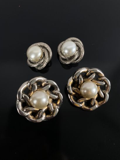 Deux paires de clips d'oreilles rond en métal...