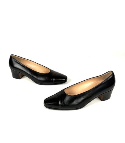 TANINO CRISCI
Réunion d'une paire d'ESCARPINS...