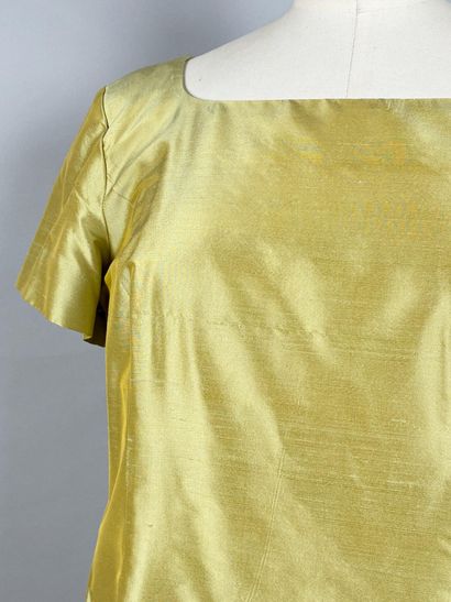 ALOUETTE, Paris
Robe à pinces en soie sauvage...