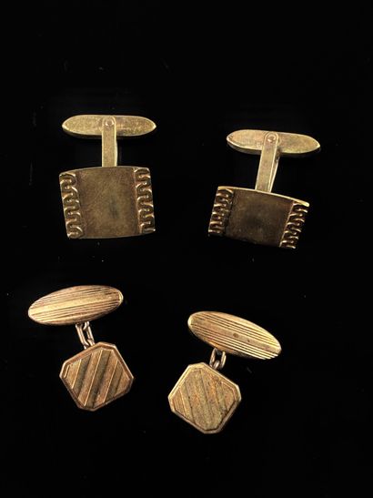 Deux paires de boutons de manchettes en métal...