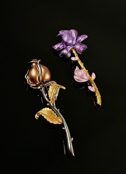 Lot de quatre broches figurants des fleurs...