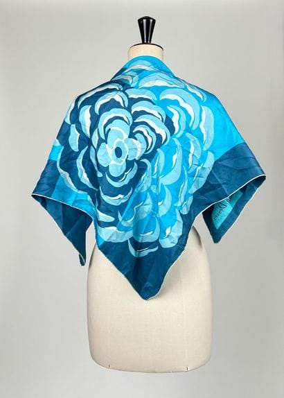 Set of 3 silk squares
- JEAN DESSES, Paris
Silk...