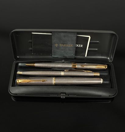 PARKER 
Parure de trois stylos en argent...