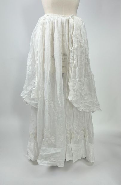Ensemble d'un jupon de mariage à dentelle...