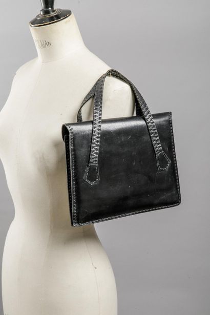 Sac noir box avec piqûres réalisées à la...