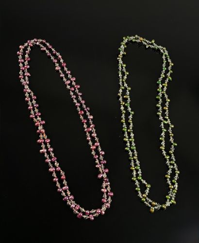 Ensemble de deux colliers sautoir en perles...