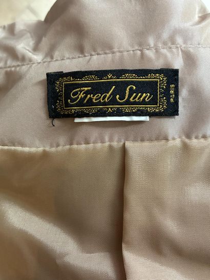 Fred Sun
Robe de soirée couleur nude beige...