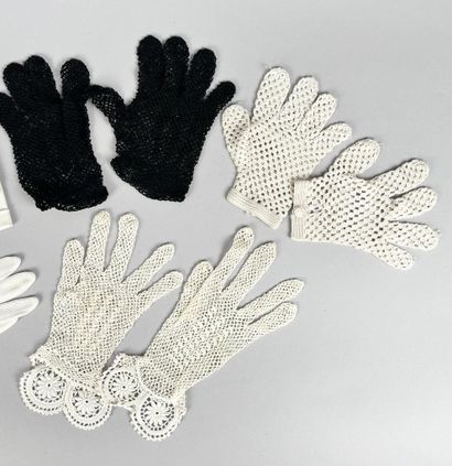 Lot de cinq paires de gants anciens en soie...