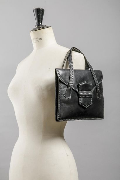 Sac noir box avec piqûres réalisées à la...