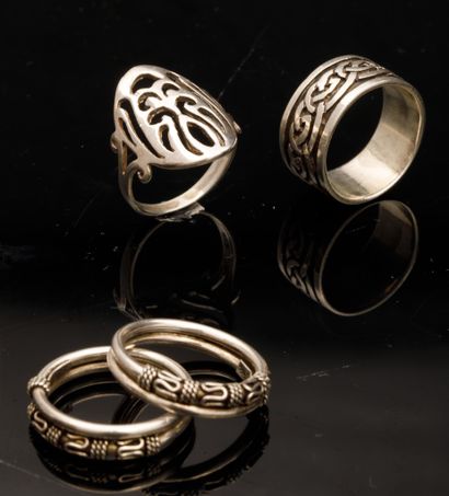 Ensemble de cinq petites bagues en argent...