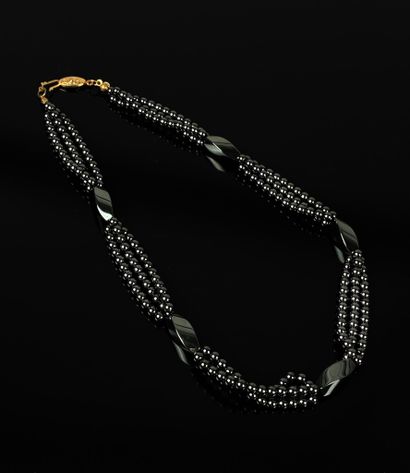 Collier en en perles d'hématite et fermoir...