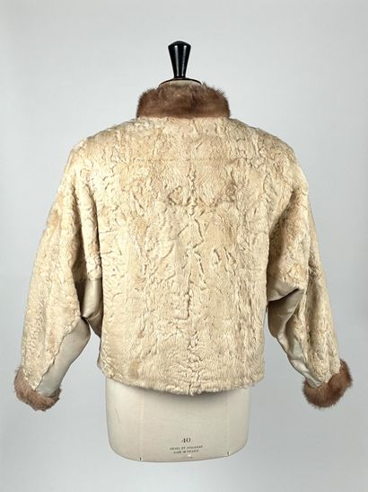 HERMINE ROYALE
Petite veste courte en astrakan...
