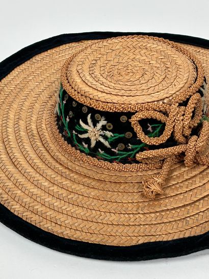 Costume de fillette
Chapeau en vannerie et...