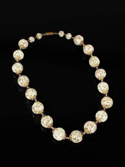 Collier en métal doré en perles de verres...