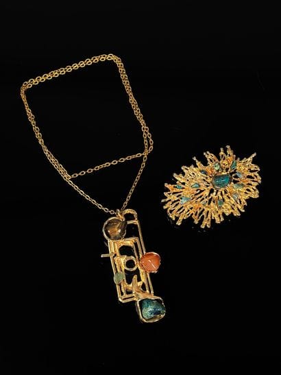 Set consisting of a necklace with pendant...