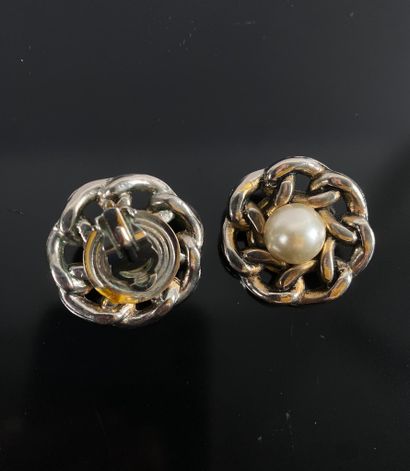 Deux paires de clips d'oreilles rond en métal...