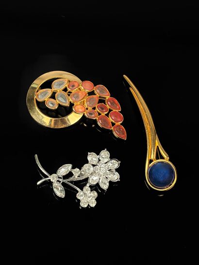 Ensemble de trois broches dont une fleur...