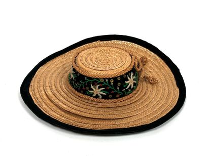 Costume de fillette
Chapeau en vannerie et...