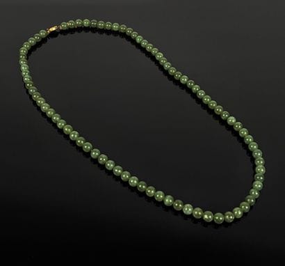 A jadeite necklace
L.: 37 cm