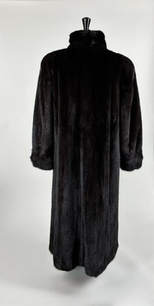 GUY LAROCHE
Manteau long en vison marron...