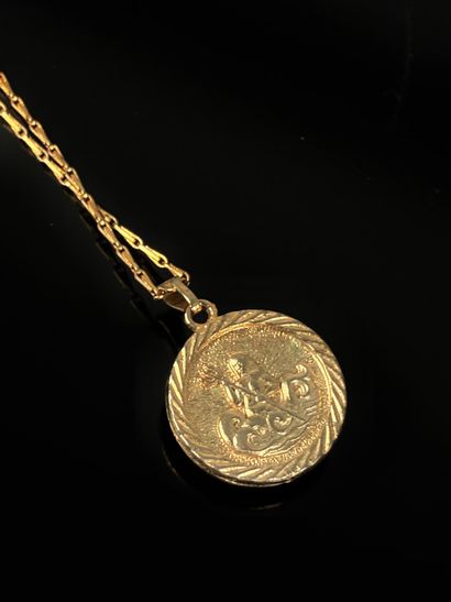 Chain and pendant in gilded metal, the round...