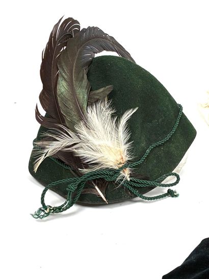 Costume de fillette
Chapeau en vannerie et...