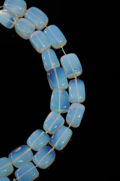 Necklace made of approximately forty opalescent...