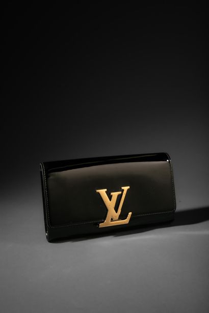 LOUIS VUITTON 
Pochette Louise en cuir verni...